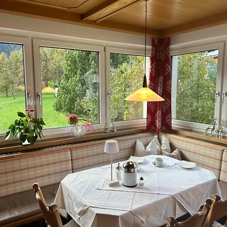 Haus Sonnegg בית הארחה 3*